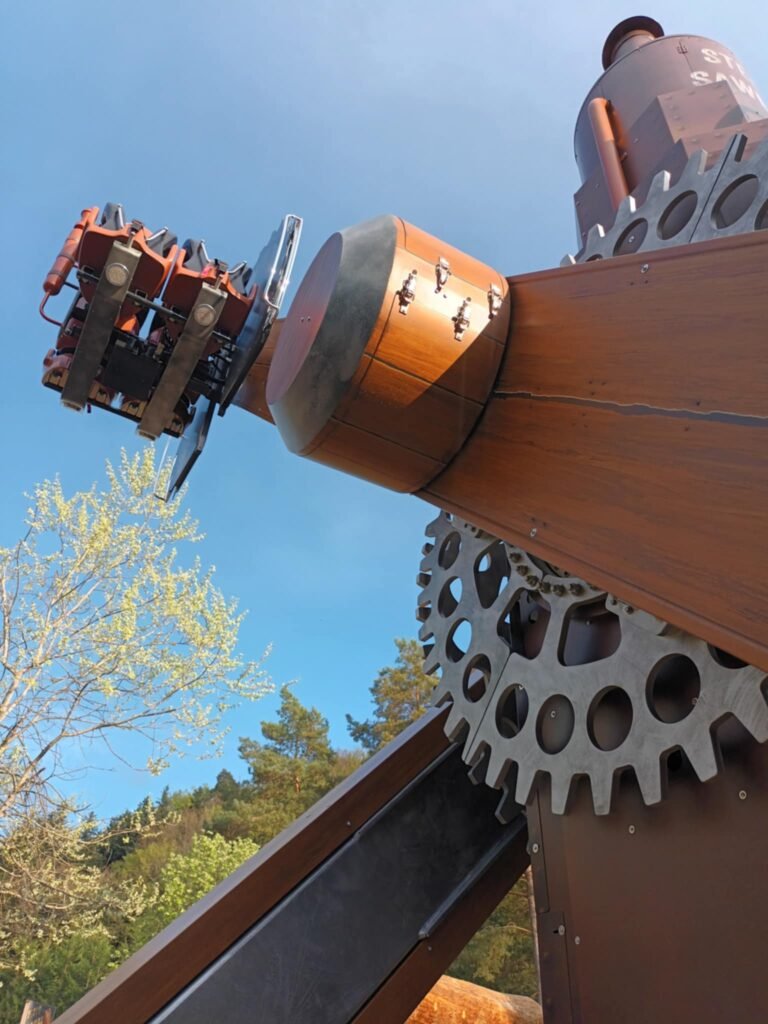 Sawmill la nouvelle attraction de Fraispertuis City avec ses 8 bras et 32 personnes par tour 
