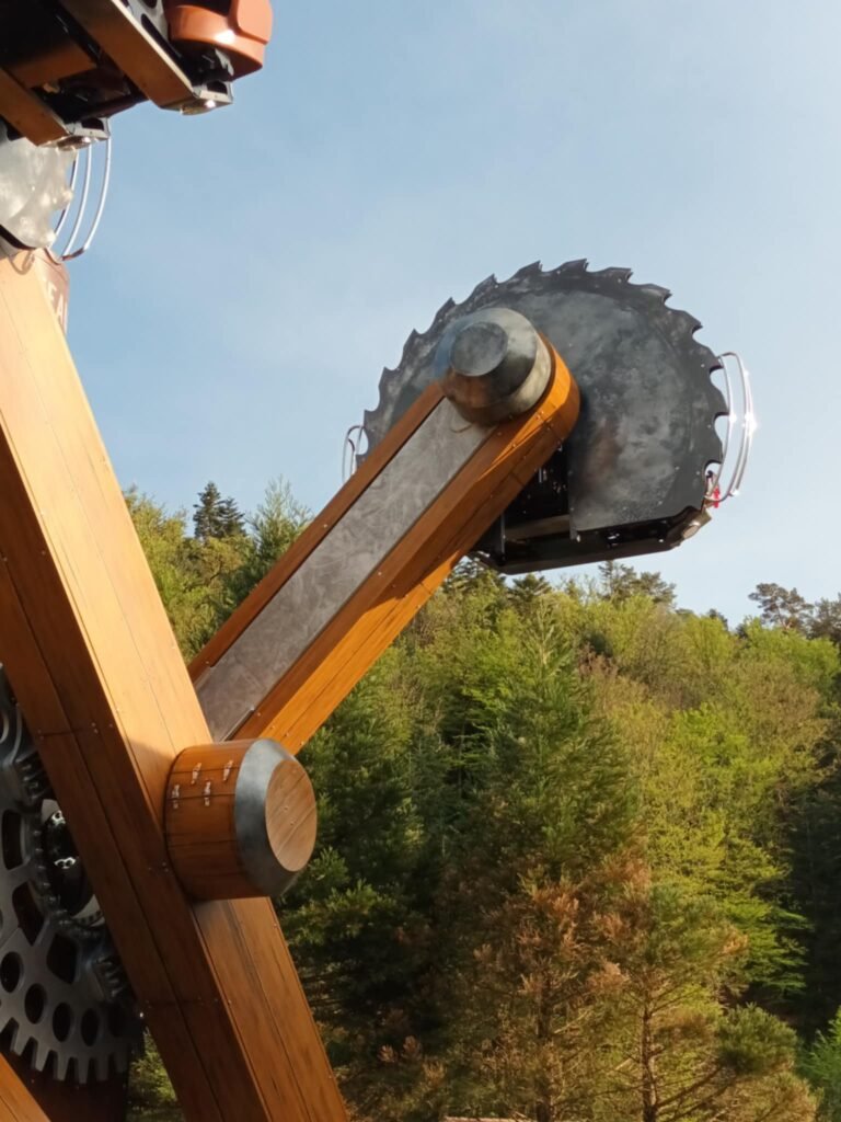 Sawmill la nouvelle attraction de Fraispertuis City avec ses 8 bras et 32 personnes par tour 
