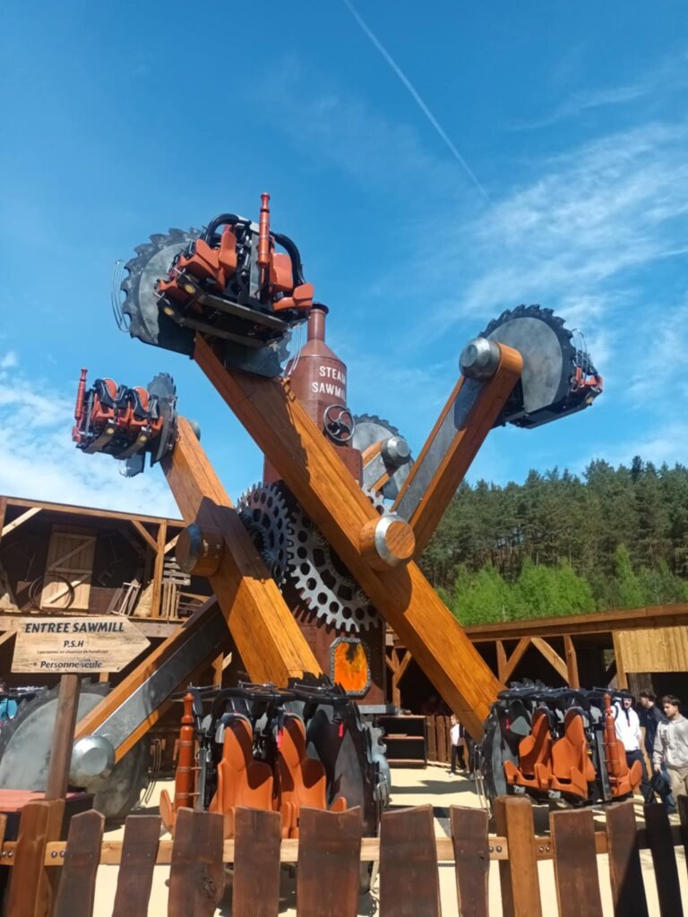 Sawmill la nouvelle attraction de Fraispertuis City avec ses 8 bras et 32 personnes par tour 
