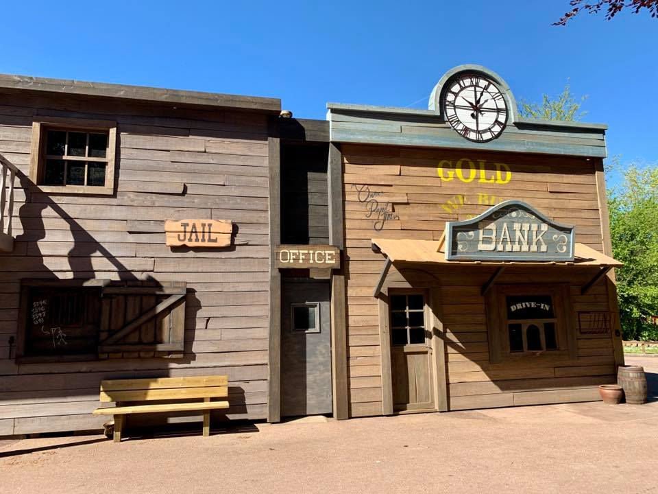 Nouvelle ambiance Far West à Walygator avec bâtiments en bois et décor immersif, ouverts à l’été 2019.