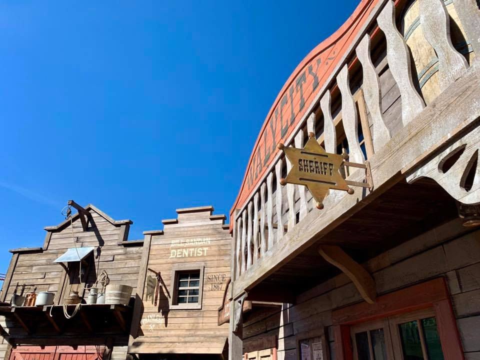 Décors western et nouvelles façades réalisés par Joravision dans la zone Far West du parc Walygator.